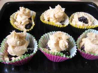 Blackberry cake placed in cups